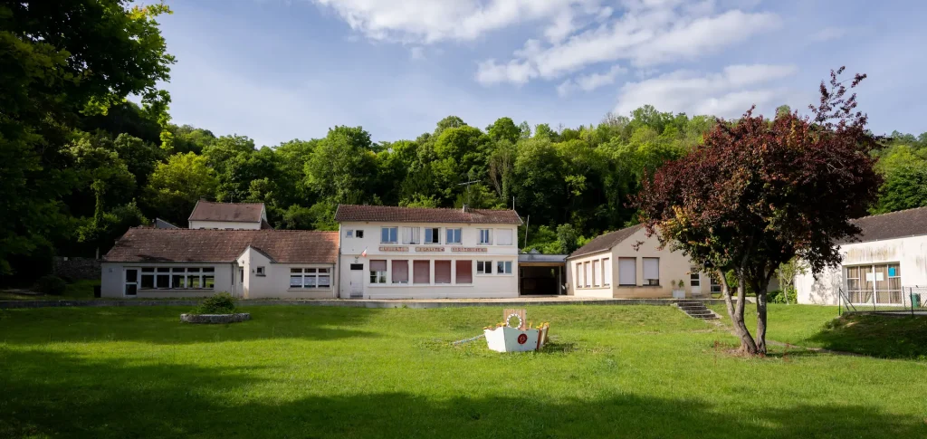 Dans la cour de récréation de l'école de La Roche-Guyon