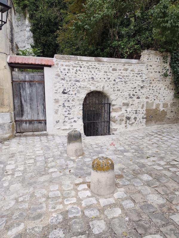 Après les travaux : le mur remonté et rejointoyé.