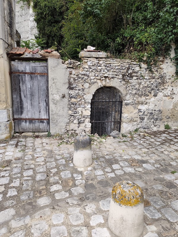 Avant les travaux : le mur fragilisé.